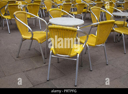 Une terrasse de cafétéria tables et chaises Banque D'Images