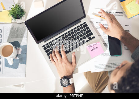 Vue de dessus de businessman working on laptop at office moderne, les hommes d'affaires ordinateur Banque D'Images