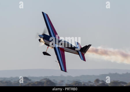 Melissa Andrzejewski battant un Edge 540 avions de voltige. Banque D'Images