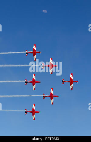 Royal Australian Air Force (RAAF) formation de l'équipe de voltige, des roulettes affichage flying Pilatus P-9A avion. Banque D'Images