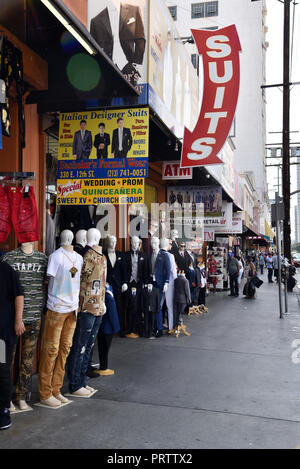 Les consommateurs et les vêtements des mannequins line le trottoir dans le quartier de la mode de Los Angeles. Editorial seulement. Banque D'Images