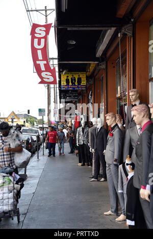 Les vendeurs, acheteurs et les vêtements des mannequins line le trottoir dans le quartier de la mode de Los Angeles. Banque D'Images