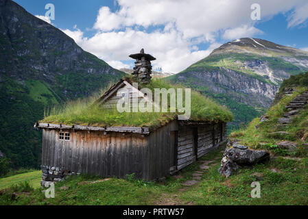 Kagefla - exploitations de montagne sur les flancs le long du fjord Geirangerfjorden. Attraction touristique de la Norvège. Maisons gazon traditionnelle scandinave Banque D'Images