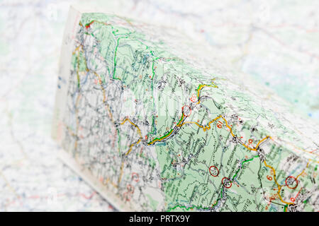 Un gros plan sur les cartes routières, la carte pliée sur l'autre, selective focus. Banque D'Images