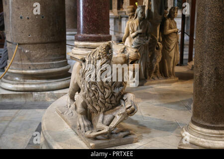 L'Italie. Pise. Le pulppit La cathédrale de Pise. Par Giovanni Pisano (c.1250-1315). De style gothique. Statue de lion à la base d'une colonne. Détail. Banque D'Images