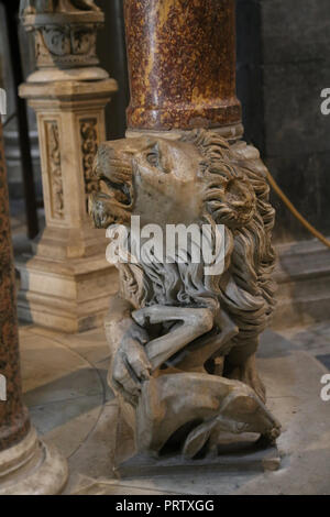 L'Italie. Pise. Le pulppit La cathédrale de Pise. Par Giovanni Pisano (c.1250-1315). De style gothique. Statue de lion à la base d'une colonne. Détail. Banque D'Images