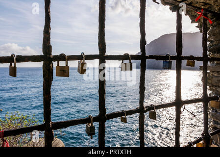 Cadenas accroché à une fenêtre sur la mer, avec des promesses d'amour éternel, Monterosso al Mare, La Spezia, ligurie, italie Banque D'Images