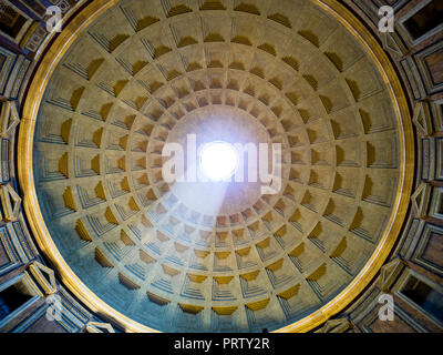 Vue intérieure d'oculus et plafond en béton à caissons de la coupole du Panthéon - Rome, Italie - Banque D'Images