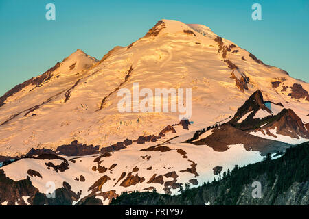 Massif du mont Baker, vue au lever du soleil à partir de Artist Point, le mont Baker Wilderness, North Cascades, Washington State, USA Banque D'Images