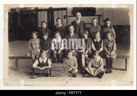 Carte postale de 1920 de Saint Andrews School class 3, junior filles, posant pour une photo de classe avec leur enseignant, daté 1928, éventuellement à Sutton-in-Ashfield, Nottingham, Angleterre, Royaume-Uni Banque D'Images