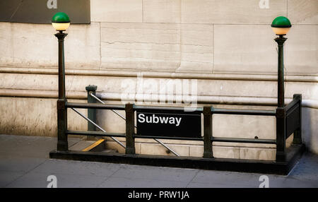 Ancienne entrée de la station de métro au centre-ville de New York, USA. Banque D'Images