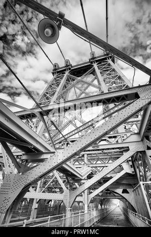 Photo noir et blanc du Williamsburg Bridge, reliant le Lower East Side de Manhattan à Brooklyn, New York, USA. Banque D'Images