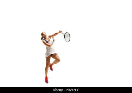 Femme adulte en jouant au tennis. Studio shot of fit young girl isolé sur fond blanc en mouvement ou de mouvement pendant le sport jeu.. Banque D'Images