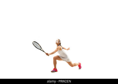 Femme adulte en jouant au tennis. Studio shot of fit young girl isolé sur fond blanc en mouvement ou de mouvement pendant le sport jeu.. Banque D'Images