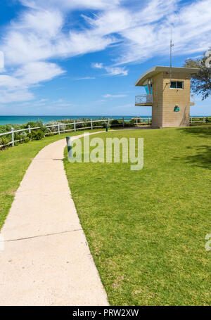 Liquidation chemin côtier au-delà de la tour de sauvetage sur plage lookout, Trigg Beach, Australie occidentale Banque D'Images