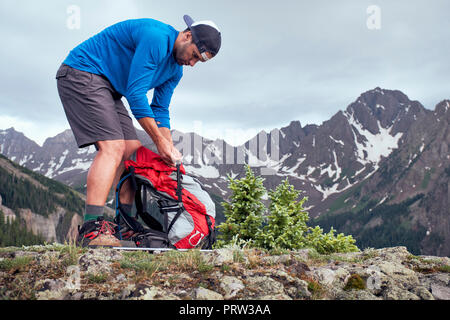 En pause, randonneur Mont Sneffels, Ouray, Colorado, USA Banque D'Images