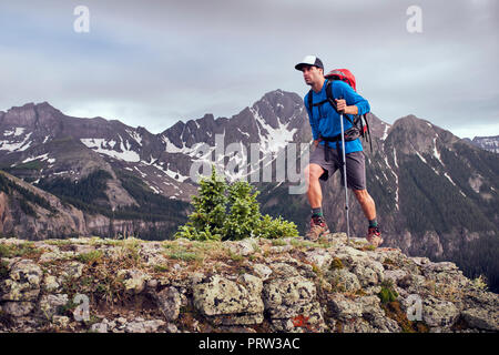 Homme randonnée, Mont Sneffels, Ouray, Colorado, USA Banque D'Images