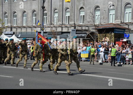 Les marines de l'Ukraine à marche le défilé militaire Banque D'Images