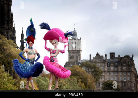 Mathilde Tutiaux (à gauche) et Lucy Monaghan, pouvez-danseurs du Moulin Rouge à Paris, effectuer à l'ouverture de la nouvelle exposition "Pin-Ups : Toulouse-Lautrec et l'Art de la célébrité" à la Royal Scottish Academy à Édimbourg. Banque D'Images