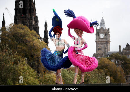 Mathilde Tutiaux (à gauche) et Lucy Monaghan, pouvez-danseurs du Moulin Rouge à Paris, effectuer à l'ouverture de la nouvelle exposition "Pin-Ups : Toulouse-Lautrec et l'Art de la célébrité" à la Royal Scottish Academy à Édimbourg. Banque D'Images