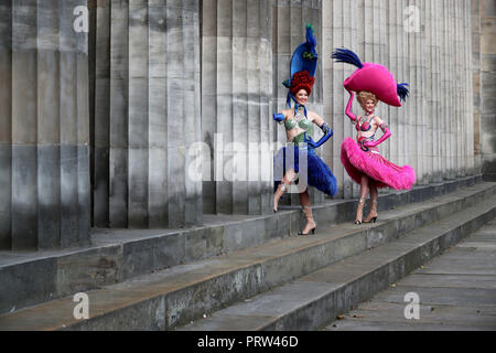 Mathilde Tutiaux (à gauche) et Lucy Monaghan, pouvez-danseurs du Moulin Rouge à Paris, effectuer à l'ouverture de la nouvelle exposition "Pin-Ups : Toulouse-Lautrec et l'Art de la célébrité" à la Royal Scottish Academy à Édimbourg. Banque D'Images