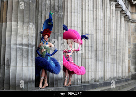 Mathilde Tutiaux (à gauche) et Lucy Monaghan, pouvez-danseurs du Moulin Rouge à Paris, effectuer à l'ouverture de la nouvelle exposition "Pin-Ups : Toulouse-Lautrec et l'Art de la célébrité" à la Royal Scottish Academy à Édimbourg. Banque D'Images