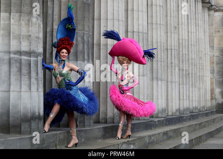 Mathilde Tutiaux (à gauche) et Lucy Monaghan, pouvez-danseurs du Moulin Rouge à Paris, effectuer à l'ouverture de la nouvelle exposition "Pin-Ups : Toulouse-Lautrec et l'Art de la célébrité" à la Royal Scottish Academy à Édimbourg. Banque D'Images