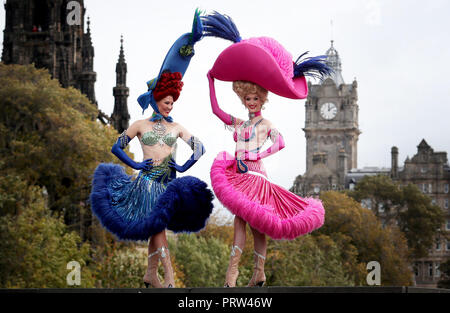 Mathilde Tutiaux (à gauche) et Lucy Monaghan, pouvez-danseurs du Moulin Rouge à Paris, effectuer à l'ouverture de la nouvelle exposition "Pin-Ups : Toulouse-Lautrec et l'Art de la célébrité" à la Royal Scottish Academy à Édimbourg. Banque D'Images