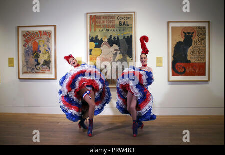 Mathilde Tutiaux (à gauche) et Lucy Monaghan, pouvez-danseurs du Moulin Rouge à Paris, effectuer à l'ouverture de la nouvelle exposition "Pin-Ups : Toulouse-Lautrec et l'Art de la célébrité" à la Royal Scottish Academy à Édimbourg. Banque D'Images