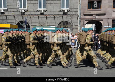 Les marines de l'Ukraine à marche le défilé militaire Banque D'Images