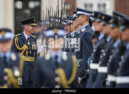 Chef du personnel de l'aviation, l'Air Chief Marshal Sir Stephen Hillier (à gauche) Commentaires rangs des officiers et aviateurs au cours d'un diplôme conjoint à RAF Cranwell College dans le Lincolnshire. Banque D'Images