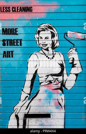 L'Angleterre, Londres, Shoreditch, Art de rue représentant femme de ménage Banque D'Images