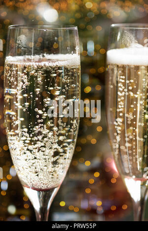 Deux flûtes de champagne sur fond de Noël avec arbre de Noël Banque D'Images