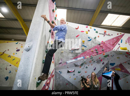 Leader du travail Jeremy Corbyn sur un mur d'escalade lors d'une visite au laboratoire d'escalade dans la région de Leeds, qui a été endommagé pendant le Boxing Day inondations en 2015 comme il a soutenu la candidature de la ville pour plus de financement pour les défenses contre les inondations pour empêcher les catastrophes naturelles. Banque D'Images