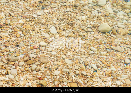 Cailloux dans l'eau.la texture du sable de la mer faite de morceaux de pierre et de shell. Seamless texture.arrière-plan d'un multi-couleur de galets de la mer sous l'eau Banque D'Images