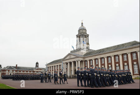 Officiers et aviateurs et aviatrices parade comme la RAF a tenu sa toute première cérémonie de remise de diplômes conjoints pour les officiers et sous-officiers et aviateurs à RAF Cranwell College dans le Lincolnshire, jeudi. Banque D'Images