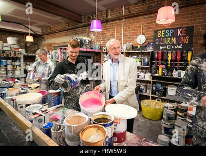 Leader du travail Jeremy Corbyn, lors d'une visite à la réutilisation des Mouettes à Leeds, qui a été endommagé pendant la journée de boxe inondations en 2015, comme il a soutenu la candidature de la ville pour plus de financement pour les défenses contre les inondations pour empêcher les catastrophes naturelles. Banque D'Images