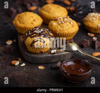 Pumkin muffins garnis de chocolat noir et amandes Banque D'Images