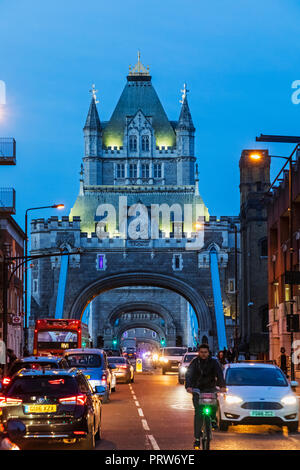 L'Angleterre, Londres, le Tower Bridge avec route et trafic lourd Banque D'Images