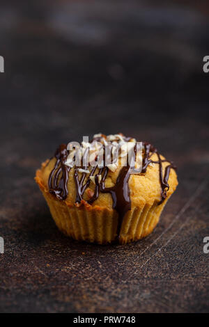 Close up d'un muffin potiron sucré avec du chocolat décoré Banque D'Images