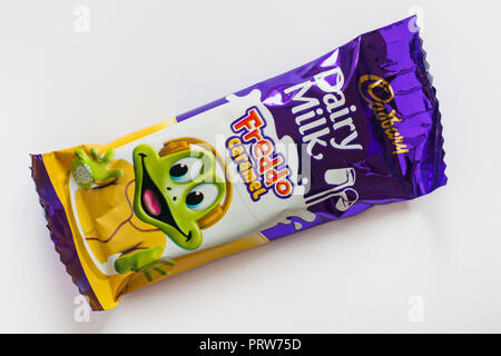 Enveloppé de lait Cadbury Freddo caramel barre de chocolat isolé sur fond blanc Banque D'Images