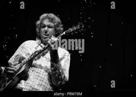 John Etheridge joue de la guitare avec Vimala Rowe et Andy Cleyndert pour la Billie Holiday songbook, Scarborough Jazz Festival 2018 Banque D'Images