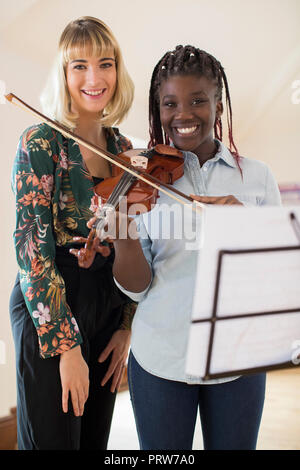 Portrait de femme professeur de lycée avec des élèves à jouer du violon dans la Leçon de Musique Banque D'Images