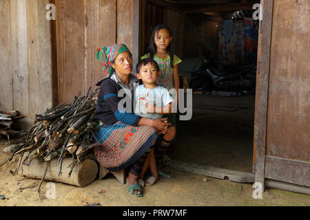 Portrait de la mère de H'Mong et ses deux filles devant leur maison à Suoi Giang, province de Yen Bai, Vietnam Banque D'Images