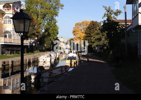 La navigation de plaisance dans le centre-ville de Trosa côtière sur la côte est, au sud de Stockholm, Suède. Une destination touristique et lieu de tournage. Banque D'Images