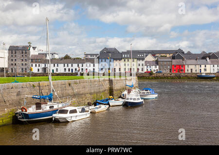 Une vue de la rivière Corrib Claddagh, dans l'ensemble, vers la longue marche à Galway, en Irlande. Banque D'Images