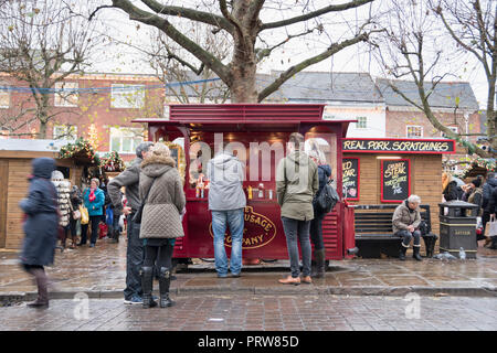 York, UK - 12 déc 2016 Noël : file d'acheteurs pour le Yorkshire et tarte à la saucisse de Saint Nicolas Marché de Noël le 12 décembre à Saint Sampson's Square Banque D'Images