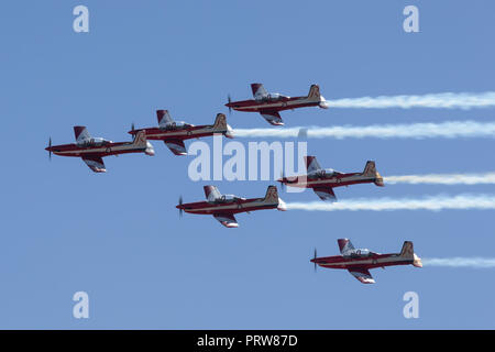 Royal Australian Air Force (RAAF) formation de l'équipe de voltige, des roulettes affichage flying Pilatus P-9A avion. Banque D'Images