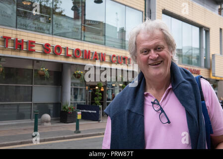 Broad Street, Birmingham, UK. 2 octobre 2018. Tim Martin, fondateur et président de la chaîne pub Wetherspoon JD, pose pour la caméra à l'extérieur d'un Weathersp Banque D'Images