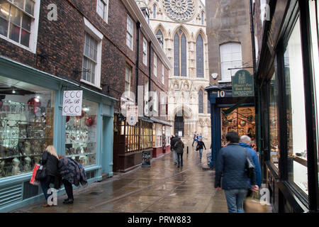 York, UK - 12 déc 2016 Noël : traditionnels et artisanaux shoppers profitez d'offrandes à Minster Yard, York Banque D'Images